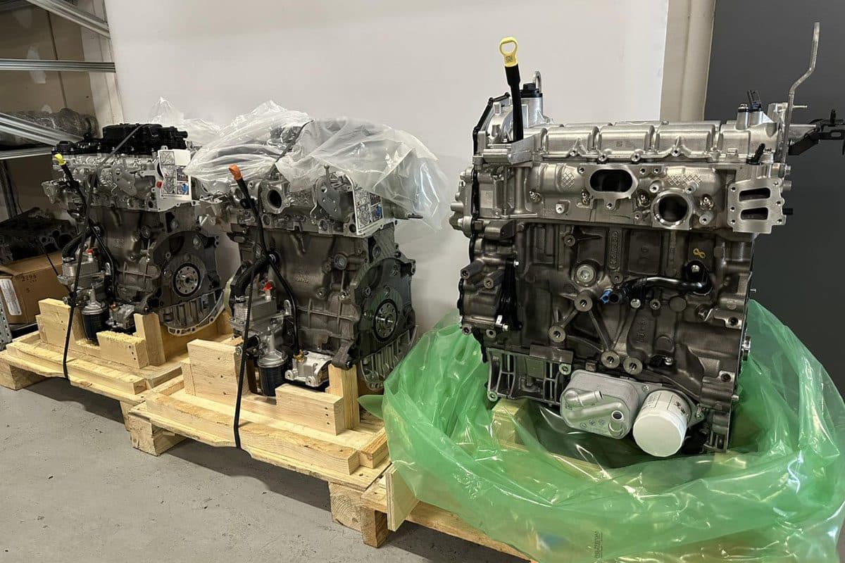 Instandgesetzte Motoren auf Paletten, versandbereit