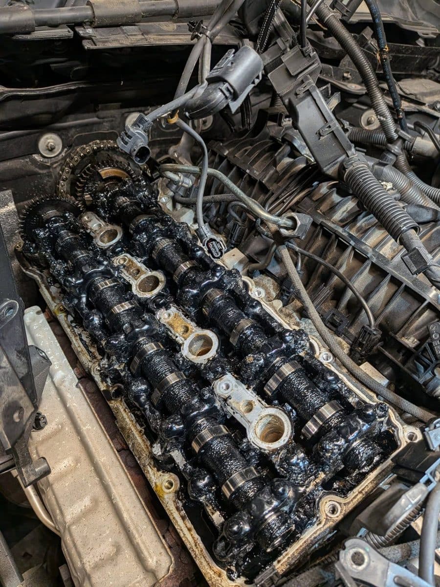 Ventiltrieb eines Zylinderkopfs während der Montage