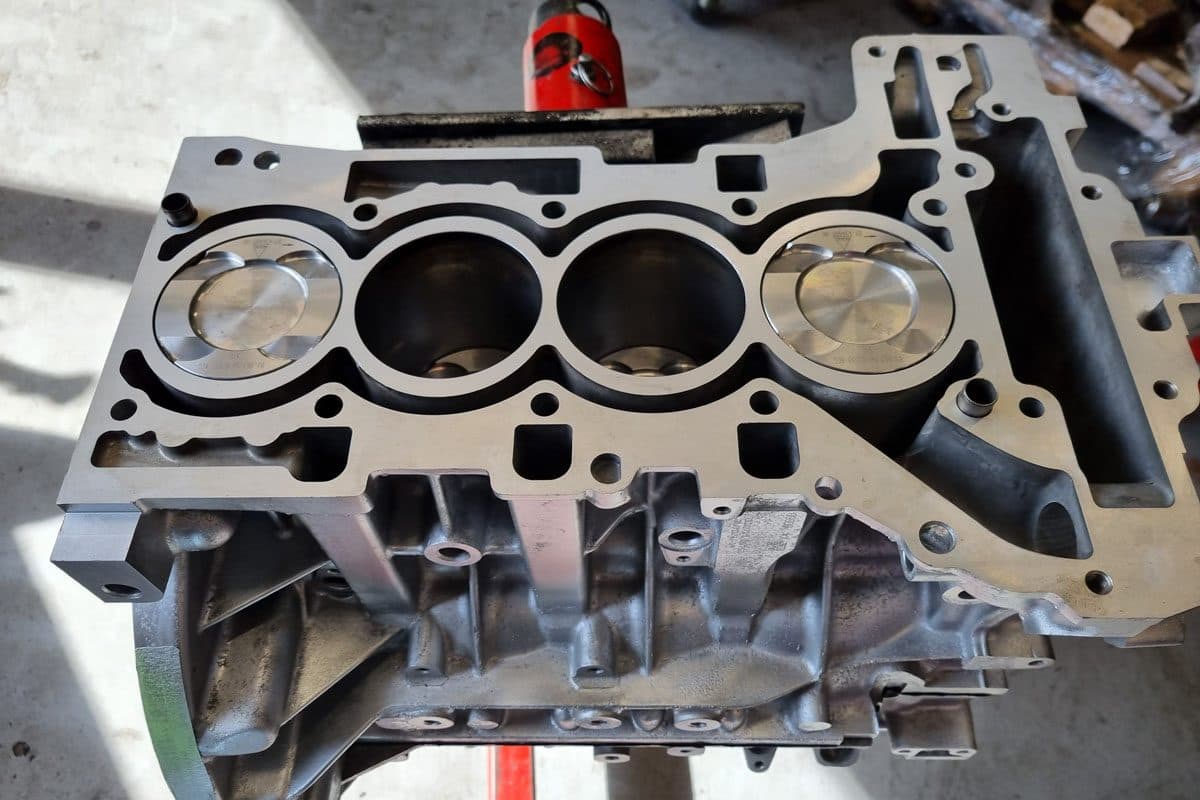 New pistons in a freshly honed block