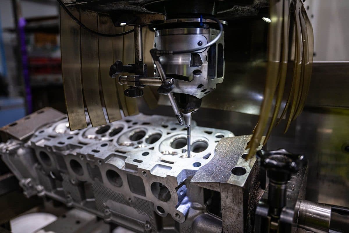 Zylinderkopf wird auf einer Rottler-CNC-Maschine plangefräst